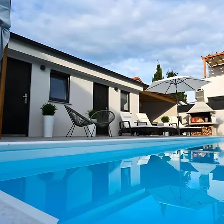 Βίλα Judita With Private Pool And Bicycles *